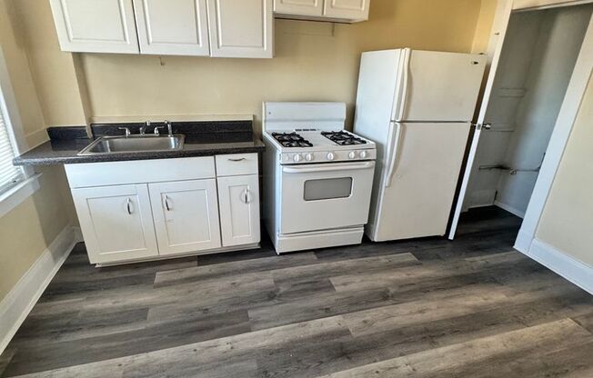 3 beds, 1 bath, $1,400, Unit 2