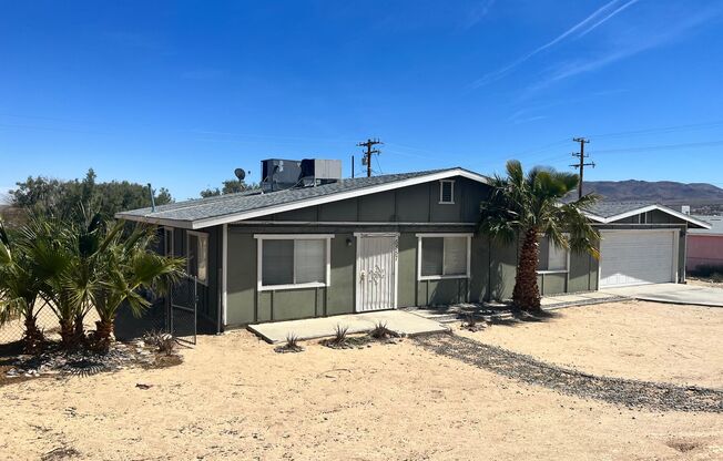 5 Bedroom 2 Bath - Close to 29 Palms Marine Base and Luckie Park