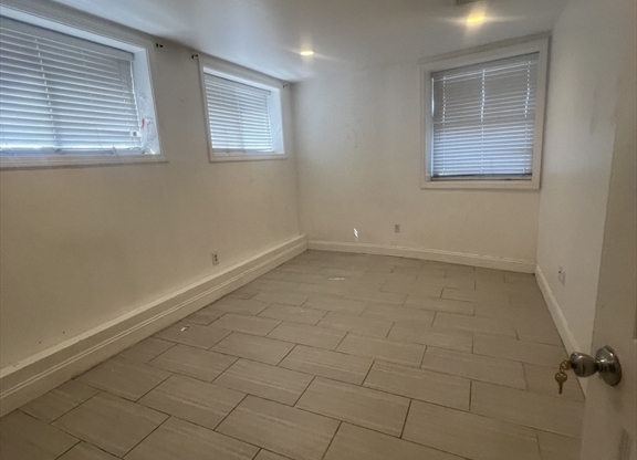 3 beds, 1 bath, $2,750, Unit 1