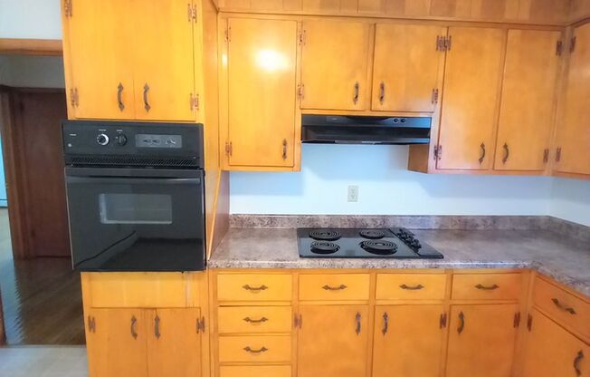 2 beds, 1 bath, 903 sqft, $1,290, Unit D-1