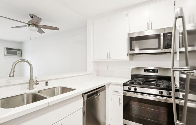 1 bed, 1 bath, 695 sqft, $1,798, Unit 220