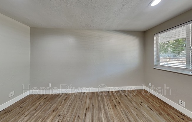 548 N REDWOOD RD
