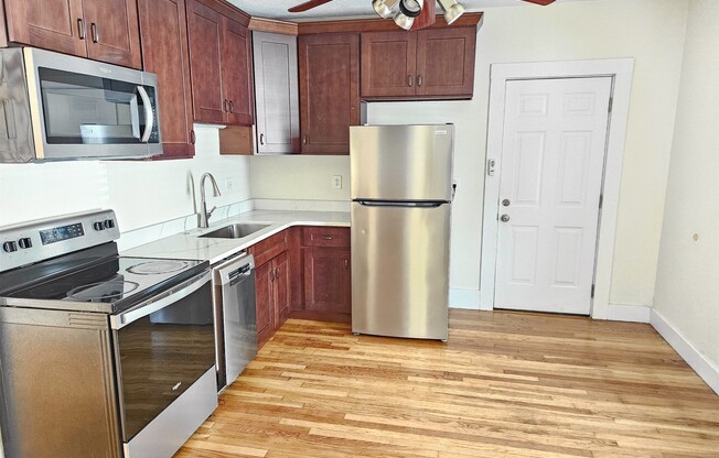 3 beds, 2 baths, 1,300 sqft, $3,250, Unit 2