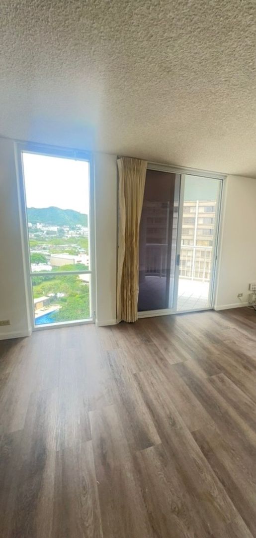 HONOLULU PARK PLACE - Newly Renovated Spacious 1 Bedroom, 1 Bathroom, 1 Parking & Lanai!