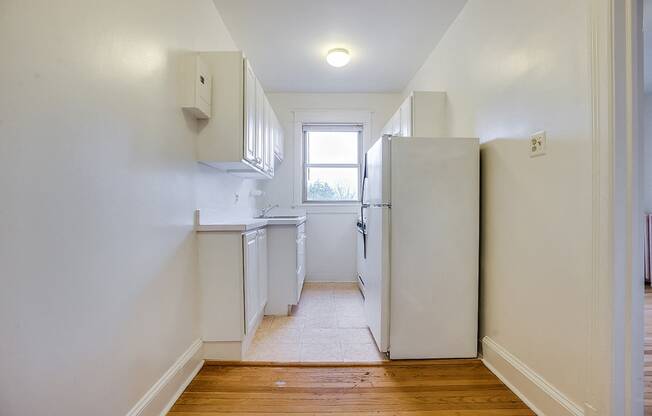 Kitchen with classic appliances at 4115 Wisconsin, Washington