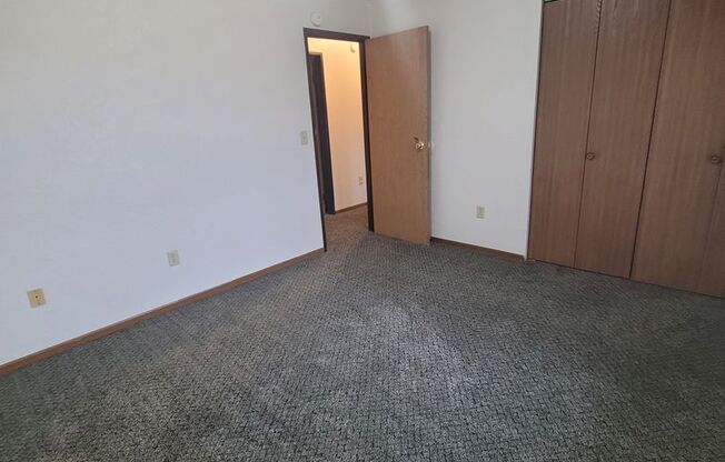 3 beds, 1 bath, 1,000 sqft, $955, Unit 302