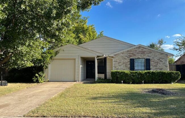 Move in today! This charming single-family home!