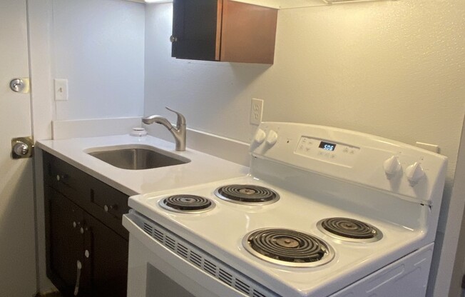 1 bed, 1 bath, $2,000, Unit 7