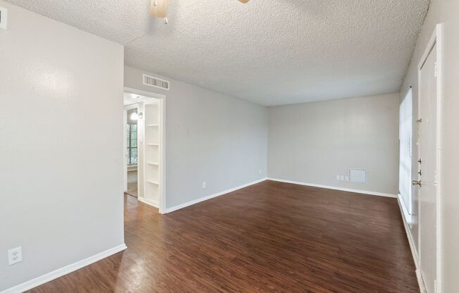 2 beds, 2 baths, 1,000 sqft, $915, Unit 235
