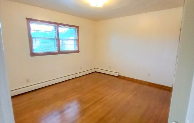 2 beds, 1 bath, 903 sqft, $1,250, Unit B-4