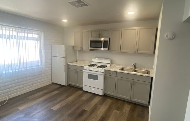 MOVE IN SPECIAL!Remodeled - 1 Bed 1 Bath Just North of Northern on 12th Street