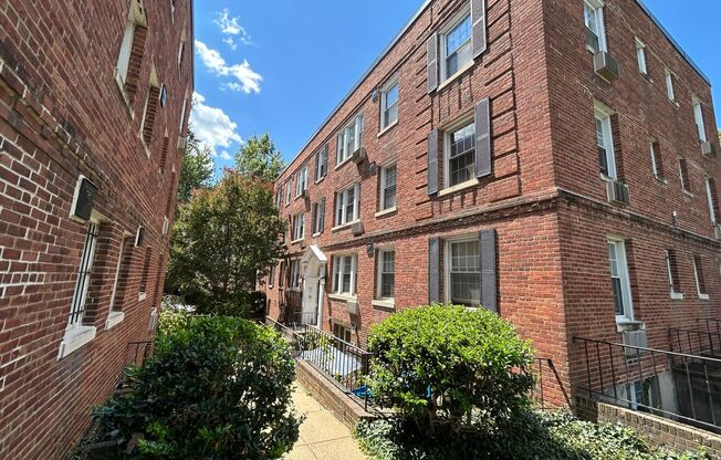 One Bedroom Apartment in Palisades NW Includes Parking