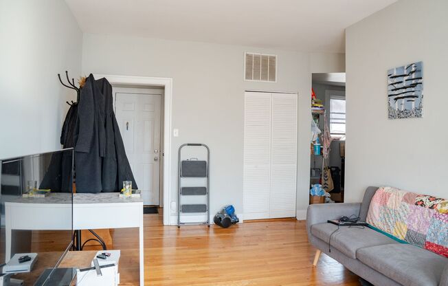 3 beds, 1 bath, 850 sqft, $1,985, Unit 3002-3S