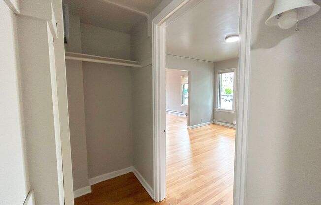 1 bed, 1 bath, 695 sqft, $1,525, Unit Windsor - 17