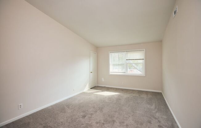 2 beds, 1 bath, $1,050, Unit 2157 Lenox Rd C7