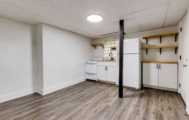 *AVAILABLE NOW!! ASK ABOUT OUR LEASING SPECIALS!!* BEAUTIFUL Fully Renovated Apartments