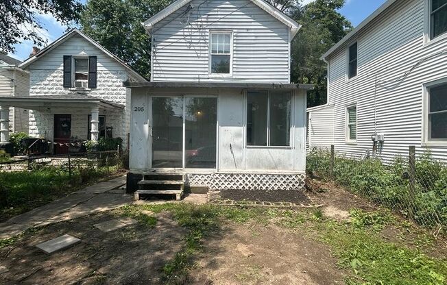 HOOVEN:  Cute 3 bedroom 1 bath home.