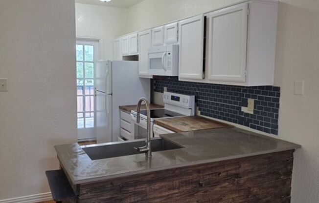 Spacious 2 bedroom-2 bath -Condo