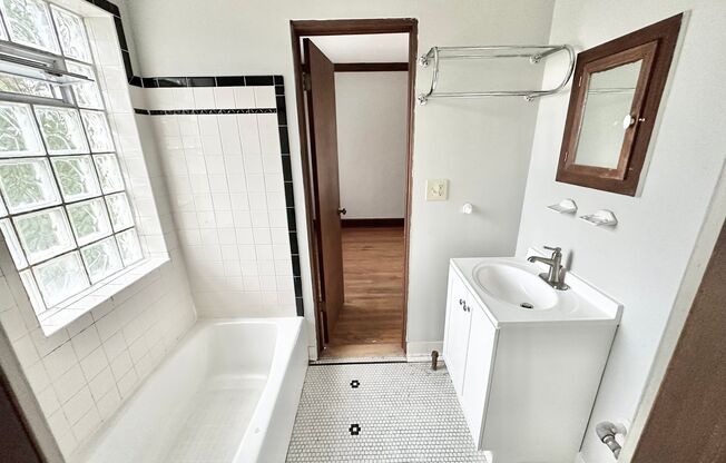 2 beds, 1 bath, $1,160, Unit 04
