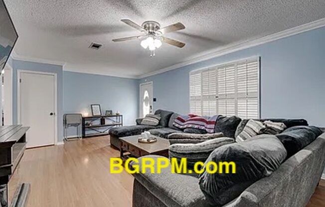 3 beds, 2 baths, $1,600