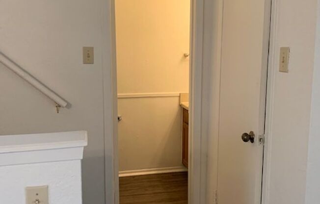 2 beds, 1.5 baths, 1,084 sqft, $950, Unit 0403