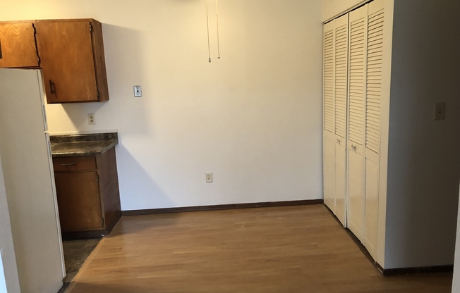 2 beds, 1 bath, $750, Unit 13