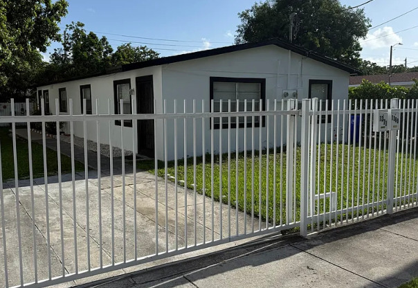 1369 NW 40 ST