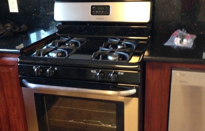 this will be gone this weekend! Rare change to rent a 2005 built 2 bedroom house HOUSE in Glassell park at this price