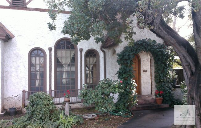 Beautiful 3 Bedroom home located in the Historical Fresno High School area!