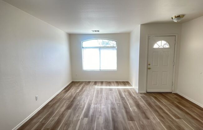 Charming 3 bedroom in Tolleson, new paint and flooring!!