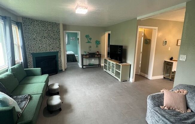 Gorgeous 2 Bed/1 Bath Waterfront Furnished Home in Weeki Wachee!