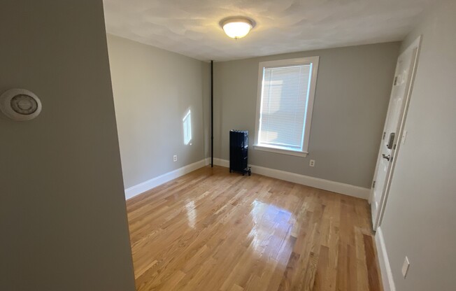 2 beds, 1 bath, $3,600, Unit A