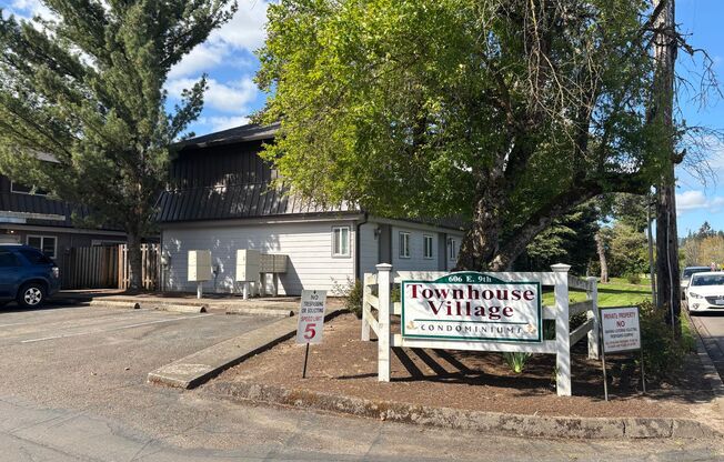 1ST  FULL  MONTH'S  RENT  FREE    Pet-friendly Townhouse Near Parks and Downtown Newberg Showings Start 4/2/26