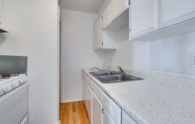 2 beds, 1 bath, 750 sqft, $1,100, Unit K706 - 307 - 107