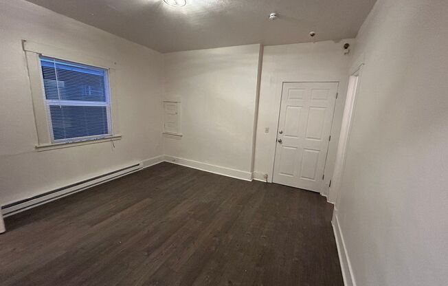 Charming Studio on South Hill! *SPECIAL: $400 OFF!*