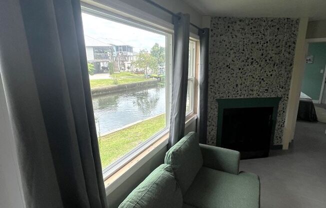 Gorgeous 2 Bed/1 Bath Waterfront Furnished Home in Weeki Wachee!