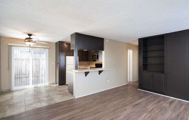 Charming 2 Br w/ Parking and Patio in Pacific Beach!