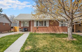 Garden Level 2 Bed, 1 Bath Duplex Available in South Denver!