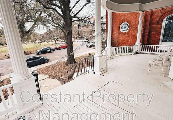 1061 HIGH ST