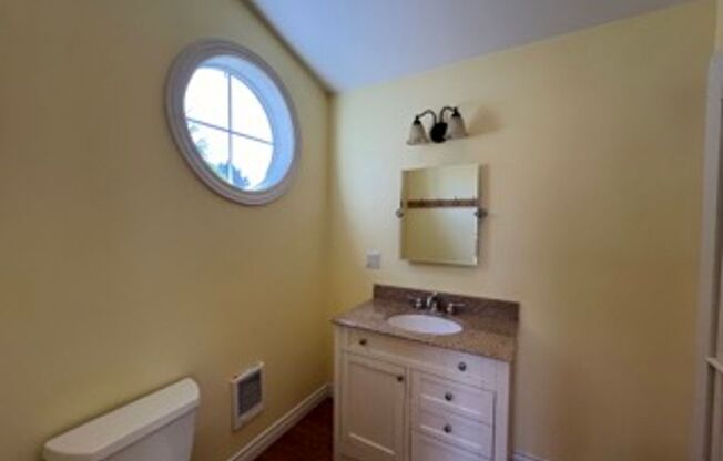 Cozy 1 Bed 1 Bath Apartment with Private Garage in SeaTac