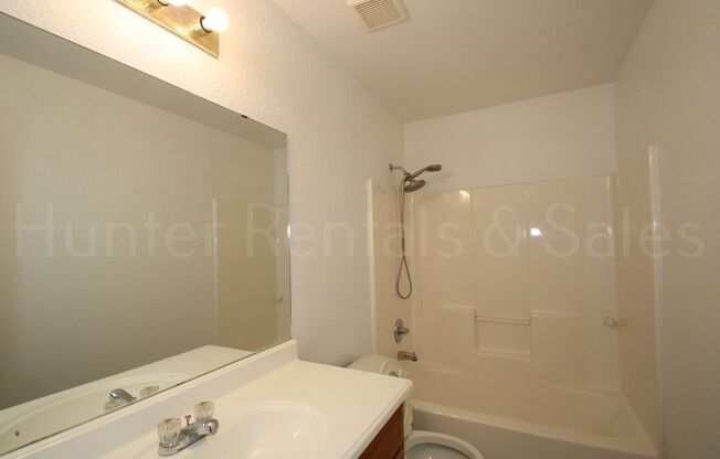 2 beds, 1 bath, $975, Unit Unit A