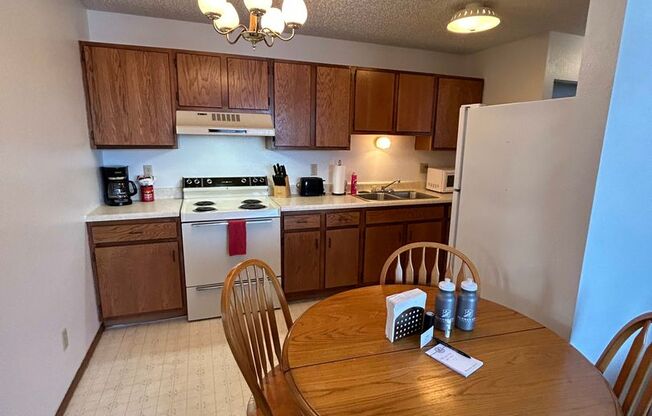 2 beds, 1 bath, 750 sqft, $1,350, Unit 1200-12