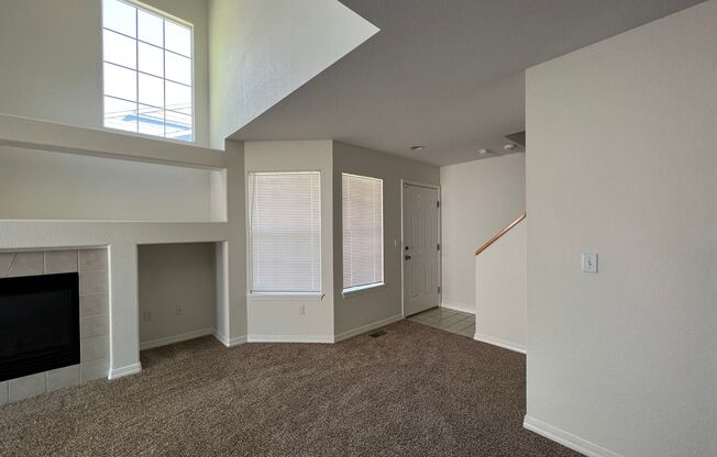 Charming 2 Bed/1.5 Townhome in Fabulous Longmont Location!