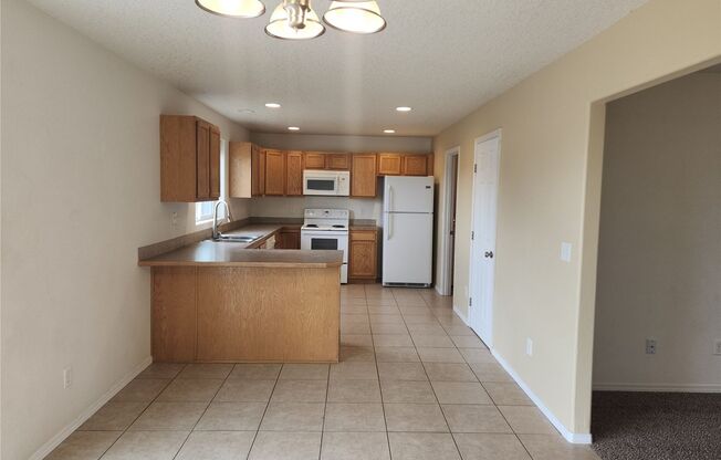 3 bedroom 2.5 Bath Townhouse with garage in great location, Moses Lake