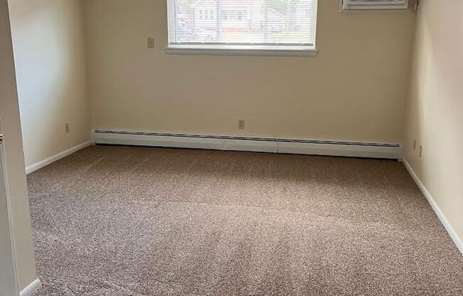 1 bed, 1 bath, $825, Unit 245 Churchill Rd. Apt. 7