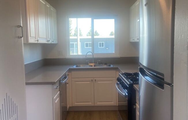 2 beds, 1 bath, $2,295, Unit 4026-4