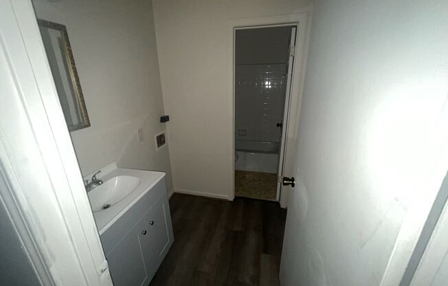 2 beds, 1 bath, $950, Unit Apt A