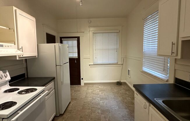 2 beds, 1 bath, 1,300 sqft, $2,375, Unit 0515-2