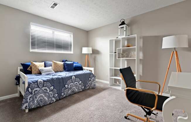 Large second bedroom at Heritage Hill Estates Apartments, Cincinnati, Ohio 45227