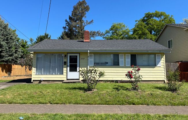 Charming 3 bedroom, 1 bath home in the Mt. Scott-Arleta Neighborhood.